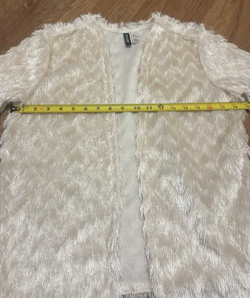 Suéter cárdigan abierto de piel peluda con flecos marfil pequeño dividido de H&M Foto 3 de 4