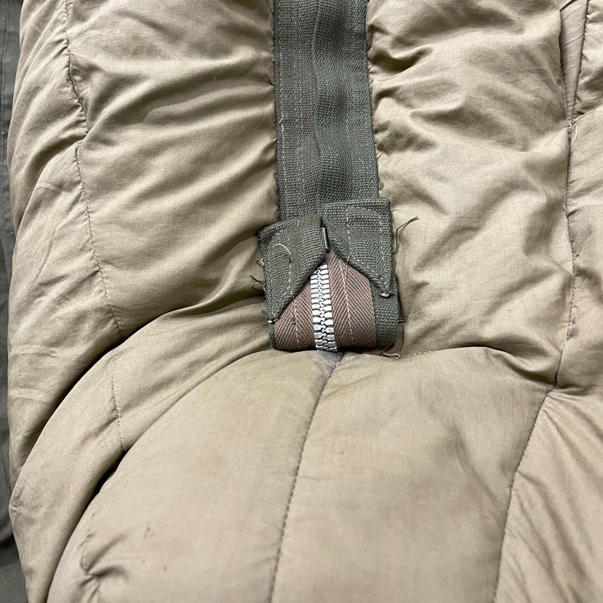 Vintage US Military M-1945 Mountain Regular Sleeping Bag Vintage US Military M-1945 Mountain Regular Sleeping Bag