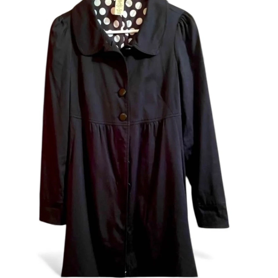 Linda gabardina Forever 21 negra con botones delanteros forrada a lunares manga abullonada, talla L Foto 2 de 4