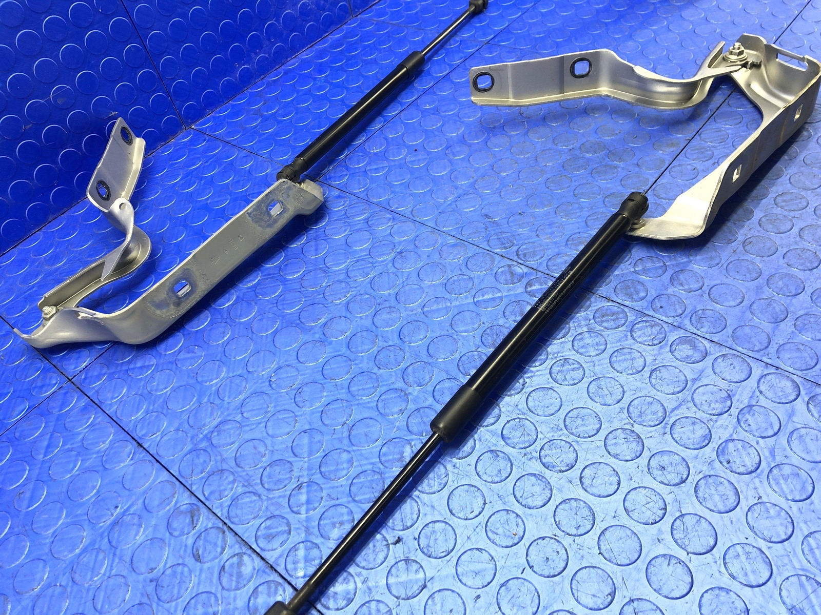 2017-2022 MASERATI LEVANTE OEM FRONT RIGHT LEFT HOOD HINGE SET SILVER