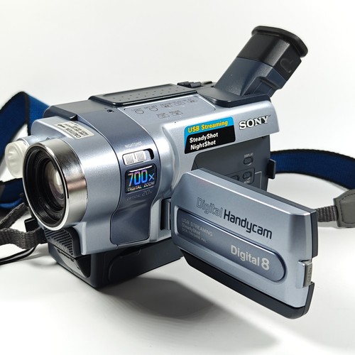 Sony Handycam DCR-TRV245E Camcorder NightShot Digital8 Tape Camera, Bag, Charger - Picture 5 of 20