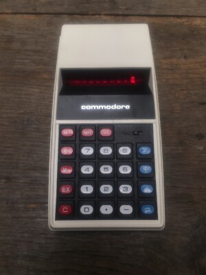 Vintage Commodore elektronischer Taschenrechner Modell-Nr. 887D Retro 1980er Jahre 8 rote Ziffern