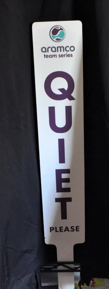 Raro letrero de golf Tour Aramco Team Series silencioso por favor/parada quieto (dos lados) Foto 2 de 4