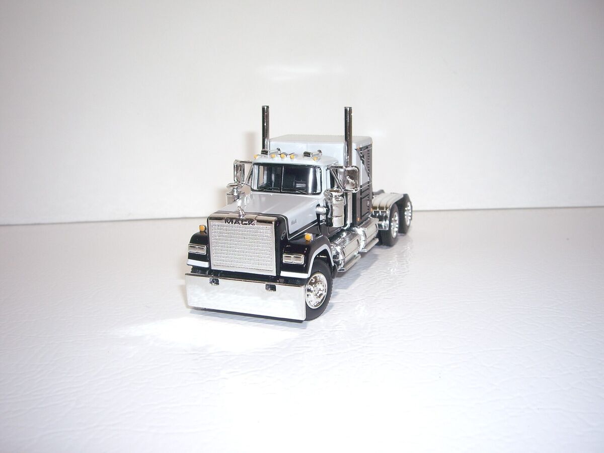 DCP FIRST GEAR 1/64 BLACK AND GRAY MACK SUPER-LINER WITH 60 DCP FIRST GEAR 1/64 BLACK AND GRAY MACK SUPER-LINER WITH 60