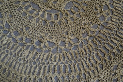 Vintage 1960’s Handmade Fine Handmade Crochet Lace Tablecloth 30" Round - Picture 3 of 6