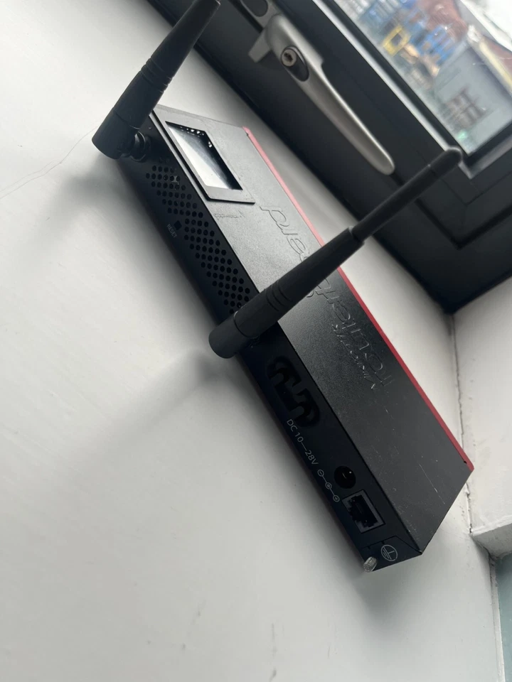 MIKROTIK RB2011UAS-2HnD-IN Router 10xLAN 1xSFP with 2.4Ghz 802.11bgn WiFi, LCD - Image 2 of 3