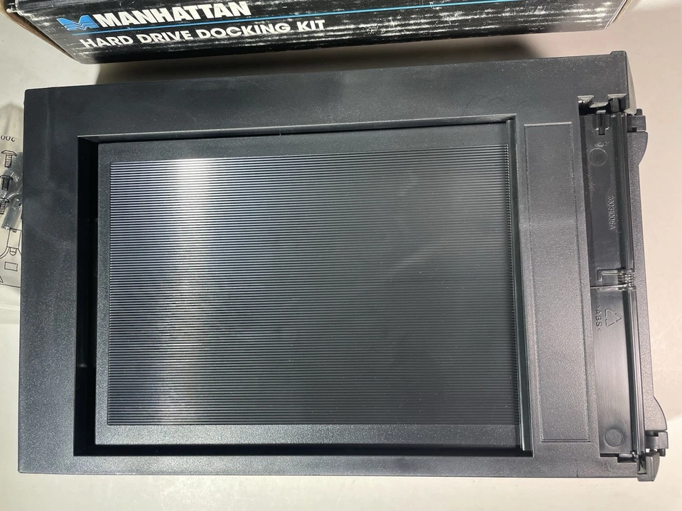 Manhattan Locking Hard Drive Docking Kit for SATA 3.5" Hard Drive Fits 5.25" bay - Image 4 of 4