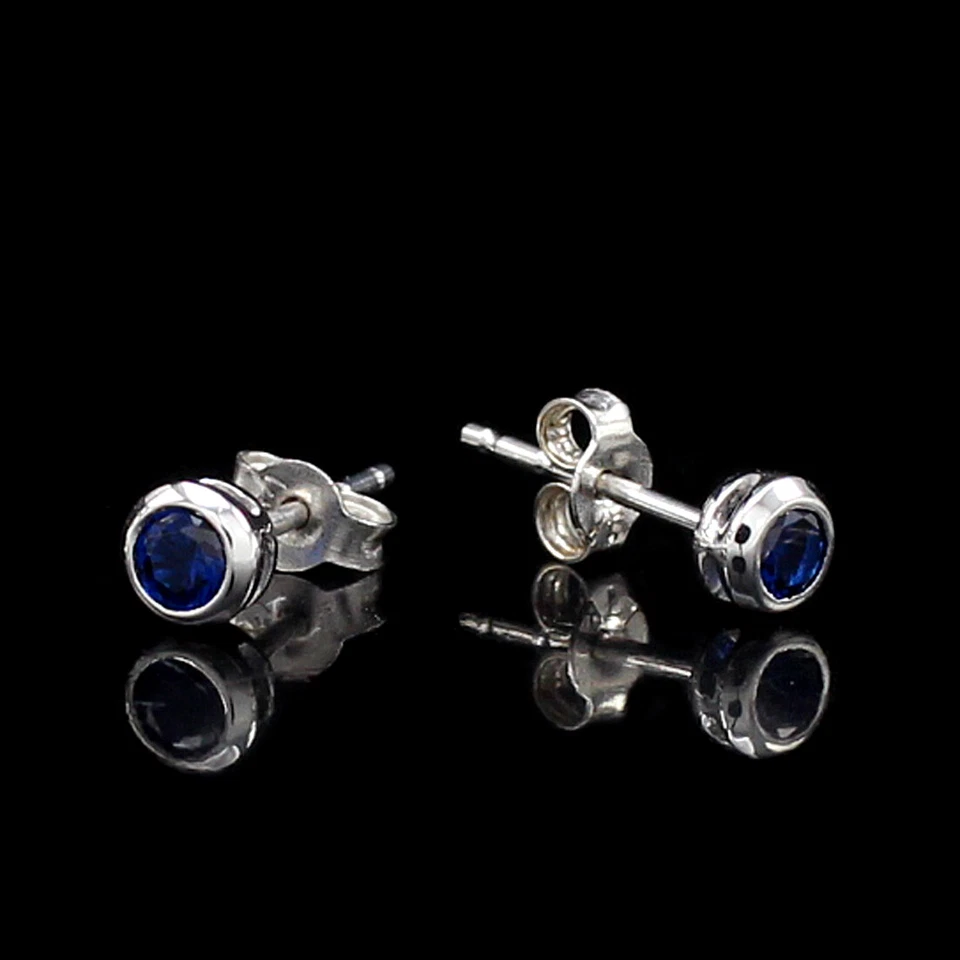 Aretes solitarios de zafiro azul simulado de corte redondo de 1/4 quilate de oro blanco de 14 k Foto 4 de 4