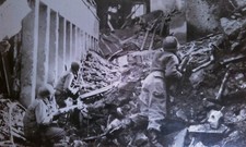 VINTAGE PHOTO;SOLDIERS FIGHTING IN THE STREETS ; WW2 ; CIRCA 1943