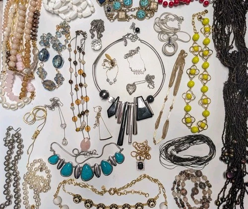 Bulk Lot 25 Vintage To Mod Fashion Costume Jewelry Necklaces, Beaded Pendant Etc