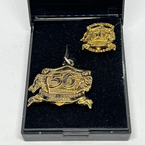 Manchester United Busby Babes 50th Anniversary Commemorative Pin Badge & Keyring - Picture 10 of 13