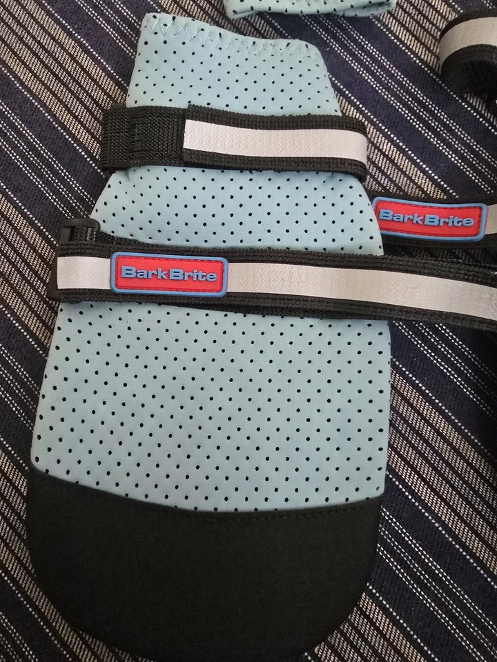 Guantes reflectantes de neopreno para todo clima Bark Brite para patas de perro Foto 3 de 4