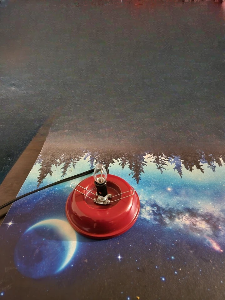 Lámpara de mesa roja con pantalla de cristal en forma de corazón Foto 4 de 4