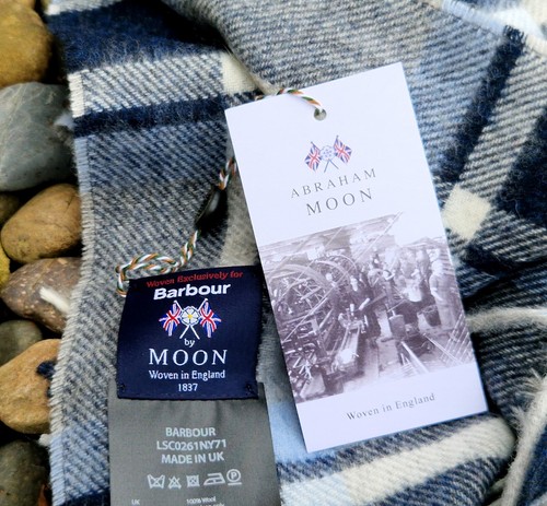 Bufanda BARBOUR Cordobés Azul Gris Blanco Cuadros Tartán Suave 100% Lana de Cordero Borla - Imagen 2 de 4
