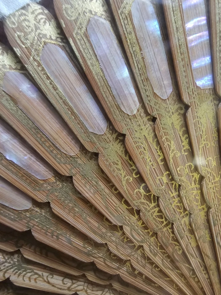 Hermosa Caja Antigua Enmarcada Abanico Pintada a Mano Seda Madreperla Bambú 20x13" Foto 4 de 4