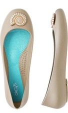 Dije colgante Oka B para mujer Taylor Natalia Flats Chai con carcasa de metal dorado 8M