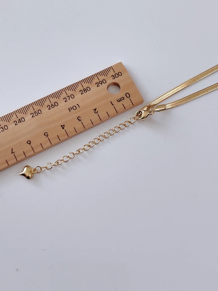 Collar corto de cadena plana enchapado en titanio color dorado para mujer perfecto para poner capas Foto 4 de 4