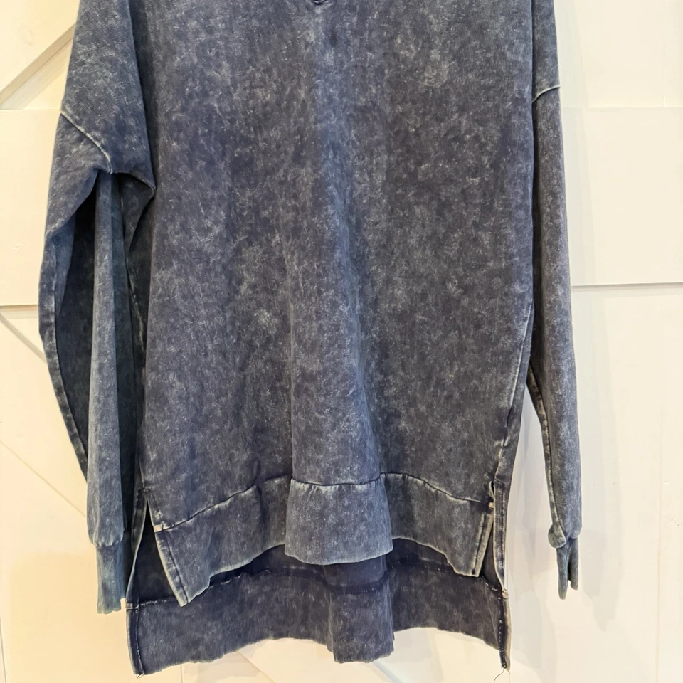 Sudadera túnica Zenana Outfitters para mujer lavado mineral cuello en V pequeña de gran tamaño Foto 3 de 4