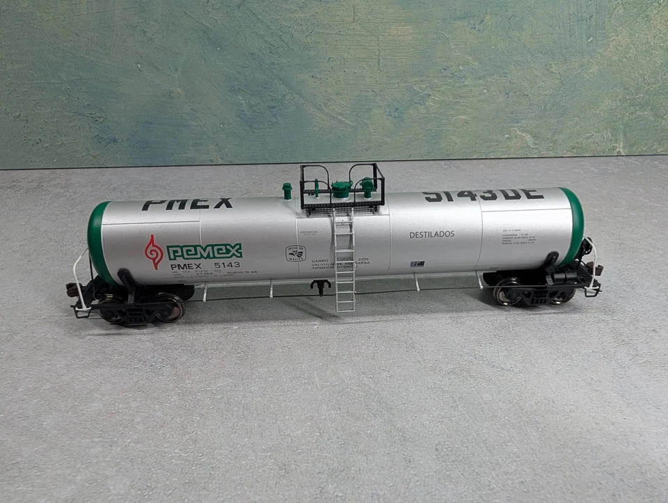 USED Atlas 20005401 HO Scale 20,700 Gal Tank Car Pemex #5143 - Image 4 of 4