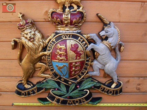 LARGE ROYAL COAT OF ARMS WALL PLAQUE. Crest Warrant. King & Queen. Hand Painted - Picture 3 of 10