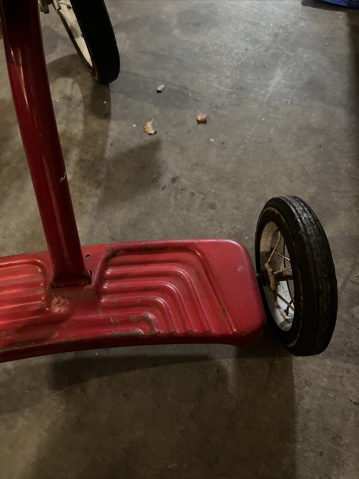 Vintage Roadmaster Tricycle for Kids, Red And White, 25" tall handlebar