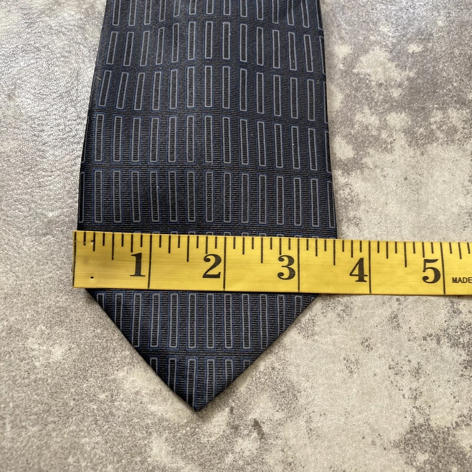 Corbata DKNY Estampado Geométrico Gris Seda Cuello Hecha en México De Tela Importada Foto 2 de 4