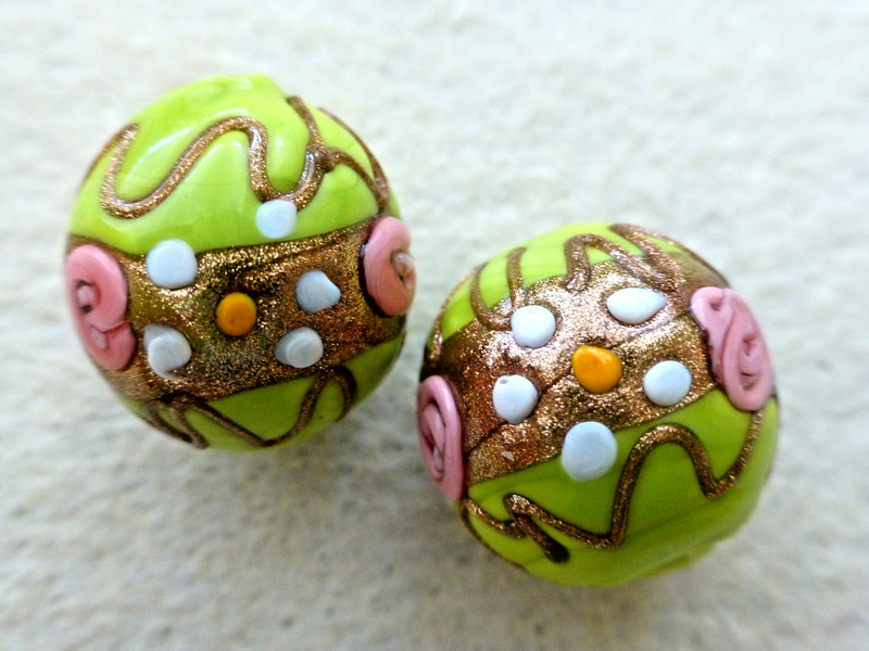 ANTIQUE SUPER RARE CHARTREUSE COLOR WEDDING CAKE GLASS TRADE BEADS