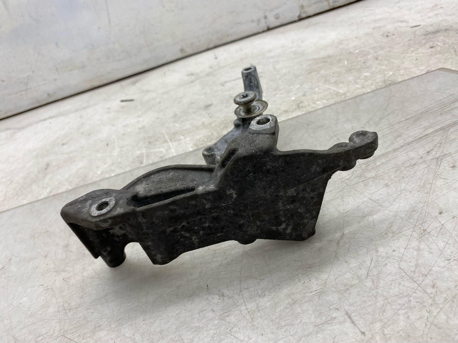 2020-2025 ASTON MARTIN DBX 4.0L BELT TENSIONER & ALTERNATOR BRACKET 1772240700