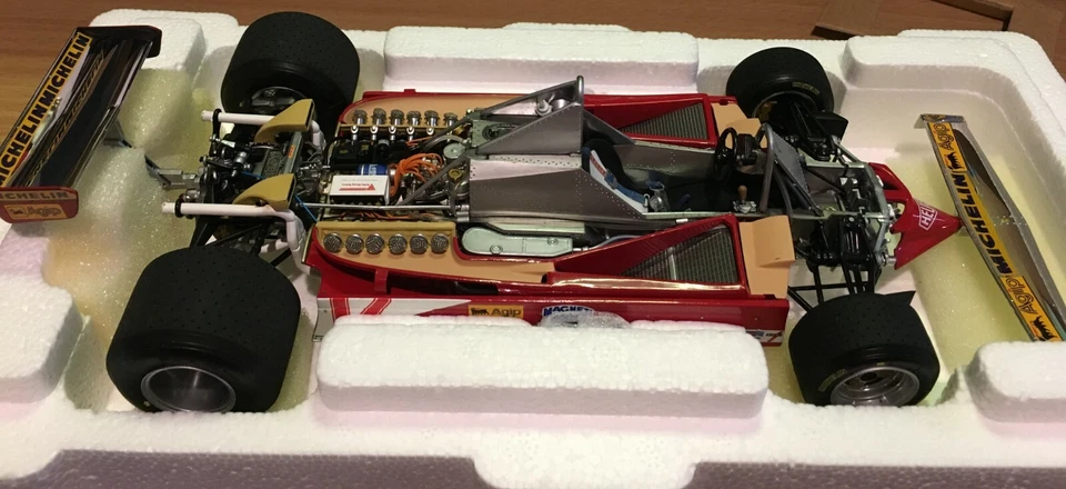 EXOTO FERRARI 312 T4 GILES VILLENEUVE 1/18 Foto 3 de 4