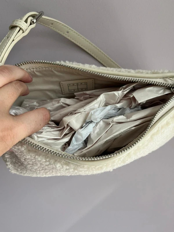 Tommy Jeans essential sherpa shoulder bag image 6