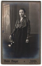Fotografie Hans Meyer, Linden, Limmer-Str. 7, Junge Dame in Bluse und Rock 