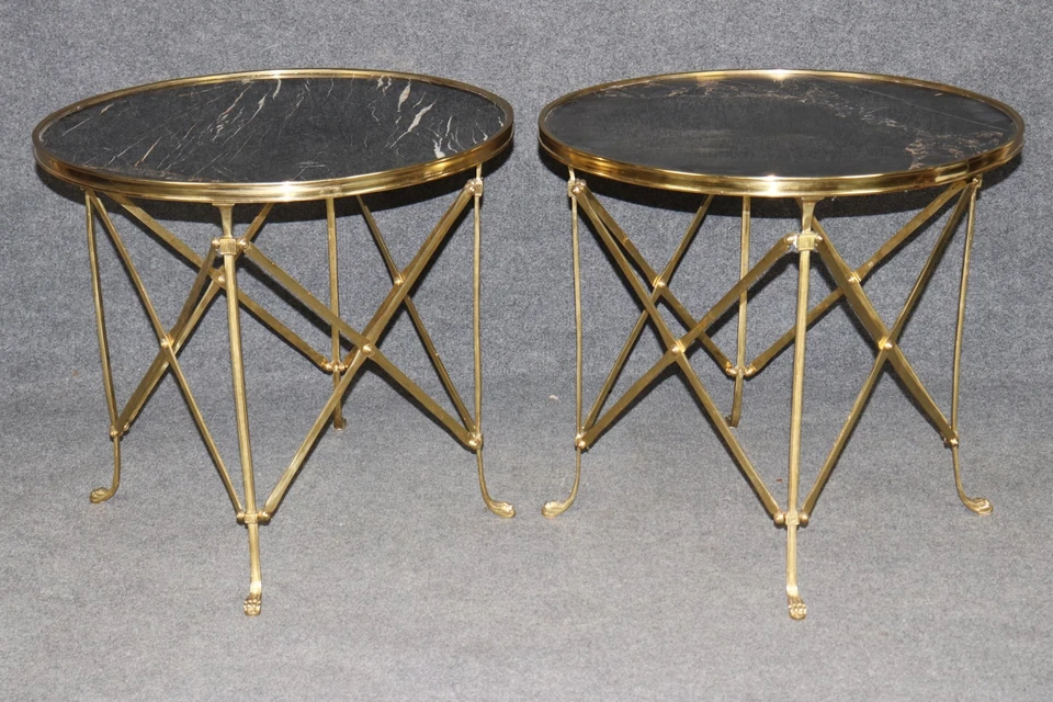 Fino par de mesas auxiliares francesas de latón y mármol alrededor de 1960 Foto 4 de 4