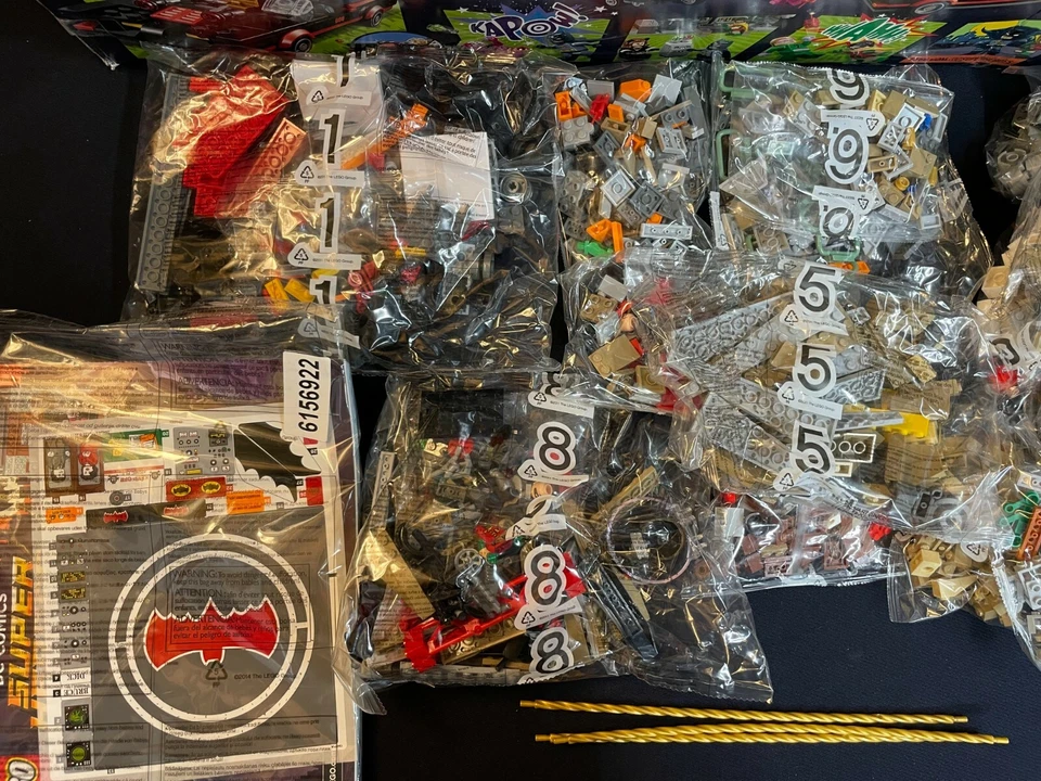 LEGO DC Comics Super Heroes Batman Serie de TV Clásica Baticueva en caja Foto 2 de 4