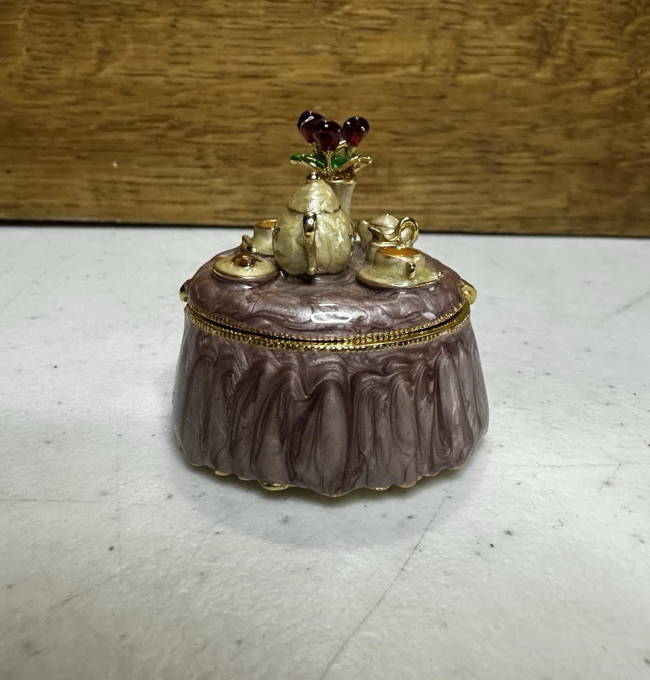 Monet "Tea For Two" or "Tea Party" Enamel Trinket/Pill Box. - Image 2 of 4