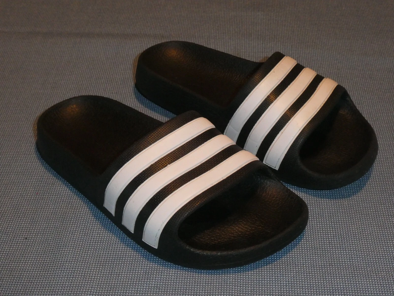 SANDALI ADIDAS ADILETTE AQUA SLIDES RIGHE NERE BIANCHE BAMBINI RAGAZZI TAGLIA 11K