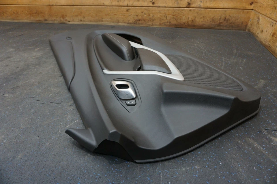 Panel de moldura de tarjeta de puerta de pasajero derecho negro 84084193 OEM Chevrolet Camaro 2018 Foto 3 de 4