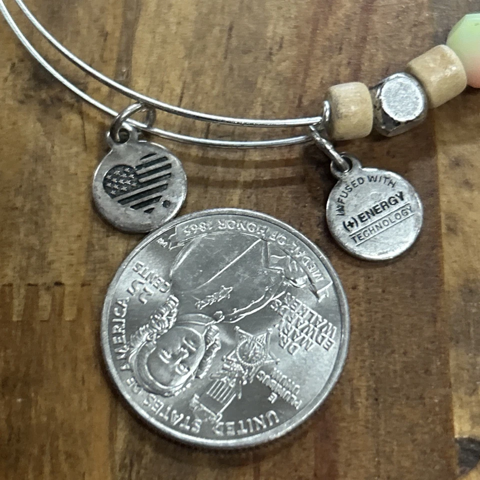 Pulsera con cuentas Alex & Ani verde lima y rosa/madera/metal “sorbete” Foto 3 de 4