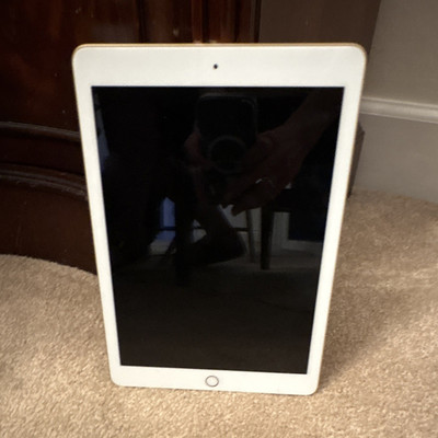 Apple iPad 6th Gen 9.7in Gold Wi Fi Tablet A1893 Apple iPad Series