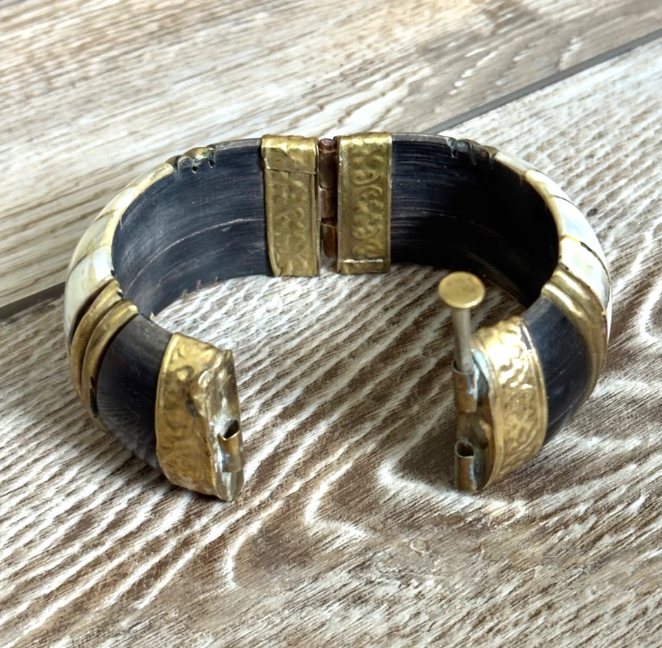 Pulseira vintage articulada robusta madrepérola bronze chifre preto tom dourado - Imagem 4 de 4
