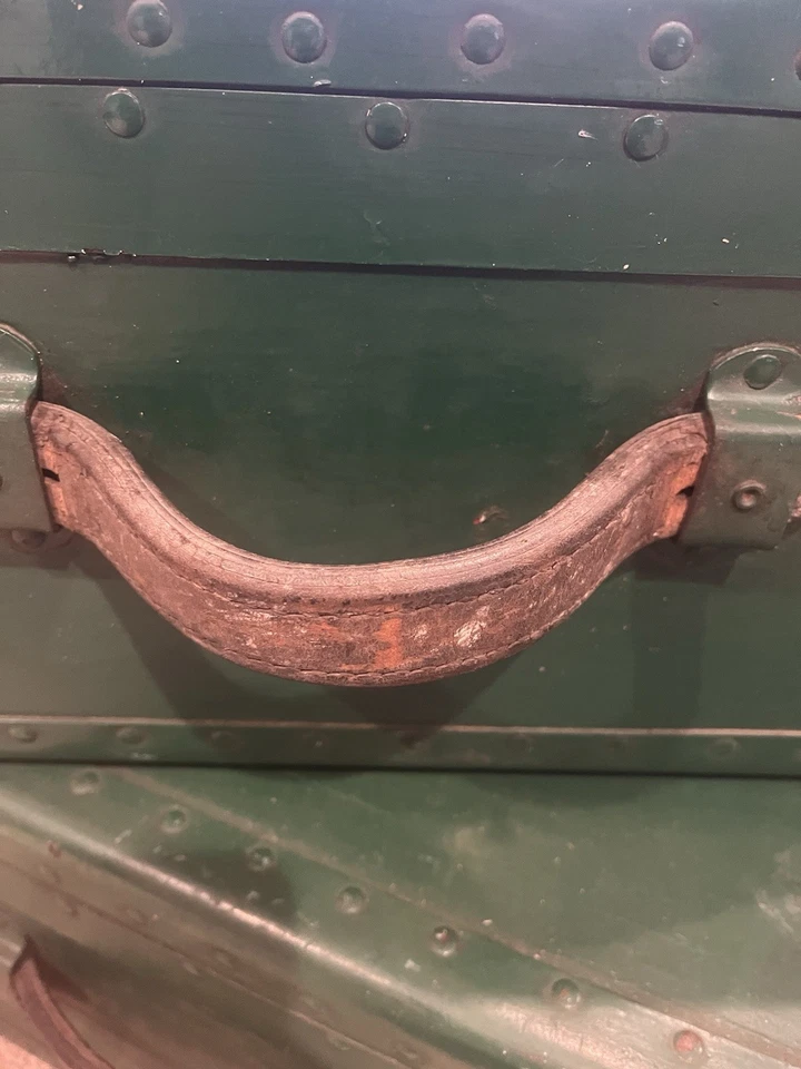 Baúl vintage de madera y metal con mango de cuero 23 x 16 x 9 pulgadas Foto 3 de 4