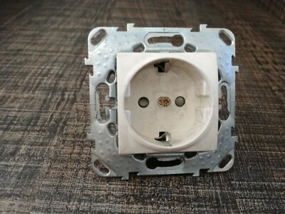 MERLIN GERLIN SCHNEIDER SCHUKO SOCKET SWITCH U50.037.25ZG  2P 16A 250V IVORY