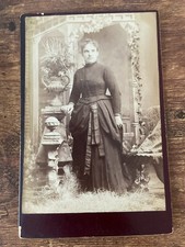 Foto Vintage. Donna In Piedi Fuori.