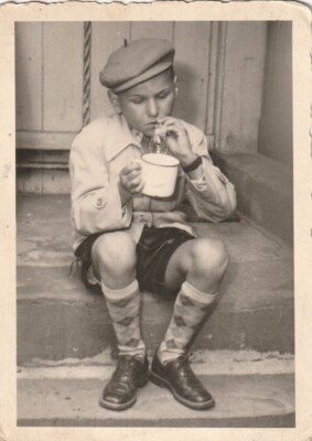 Foto Hübscher Junge Jungmann Lederhose Mode Momentaufnahme 50er Jahre-3