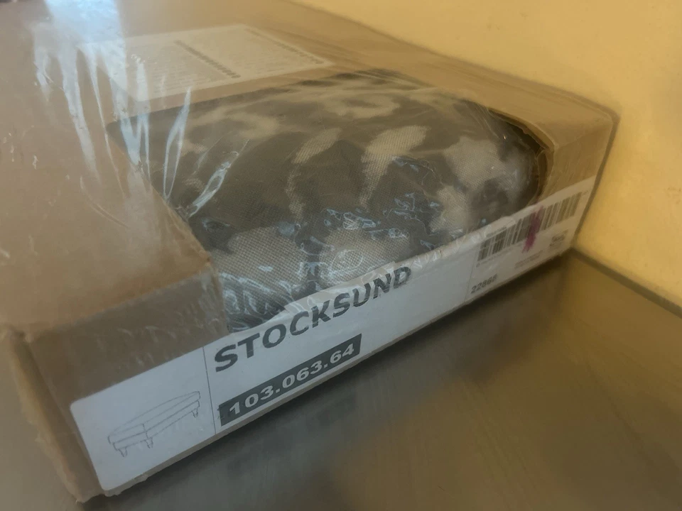 Cubierta otomana floral gris blanco IKEA Stocksund reposapiés HOVSTEN Foto 3 de 4