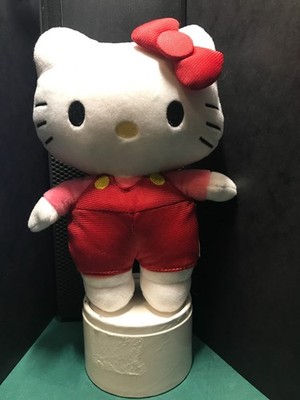 SANRIO 2024 HELLO KITTY STOFF- PLÜSCHTIER 23 cm in ROTER LATZHOSE