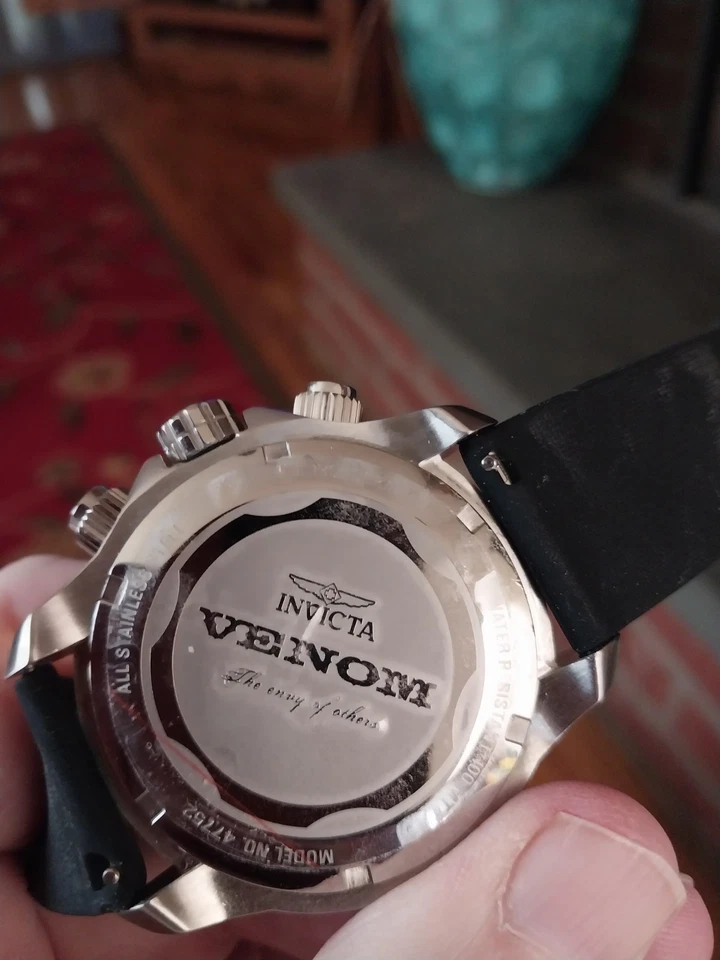 Invicta Mid Size Venom Slicone表带手表 — 第 2/4 张图片