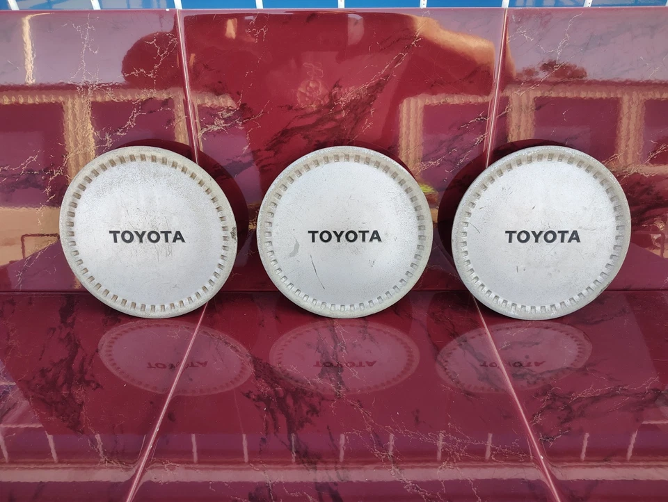 Juego de (3) tapas centrales de rueda Toyota Corolla 1986-1988 OEM # 69168 Foto 2 de 4