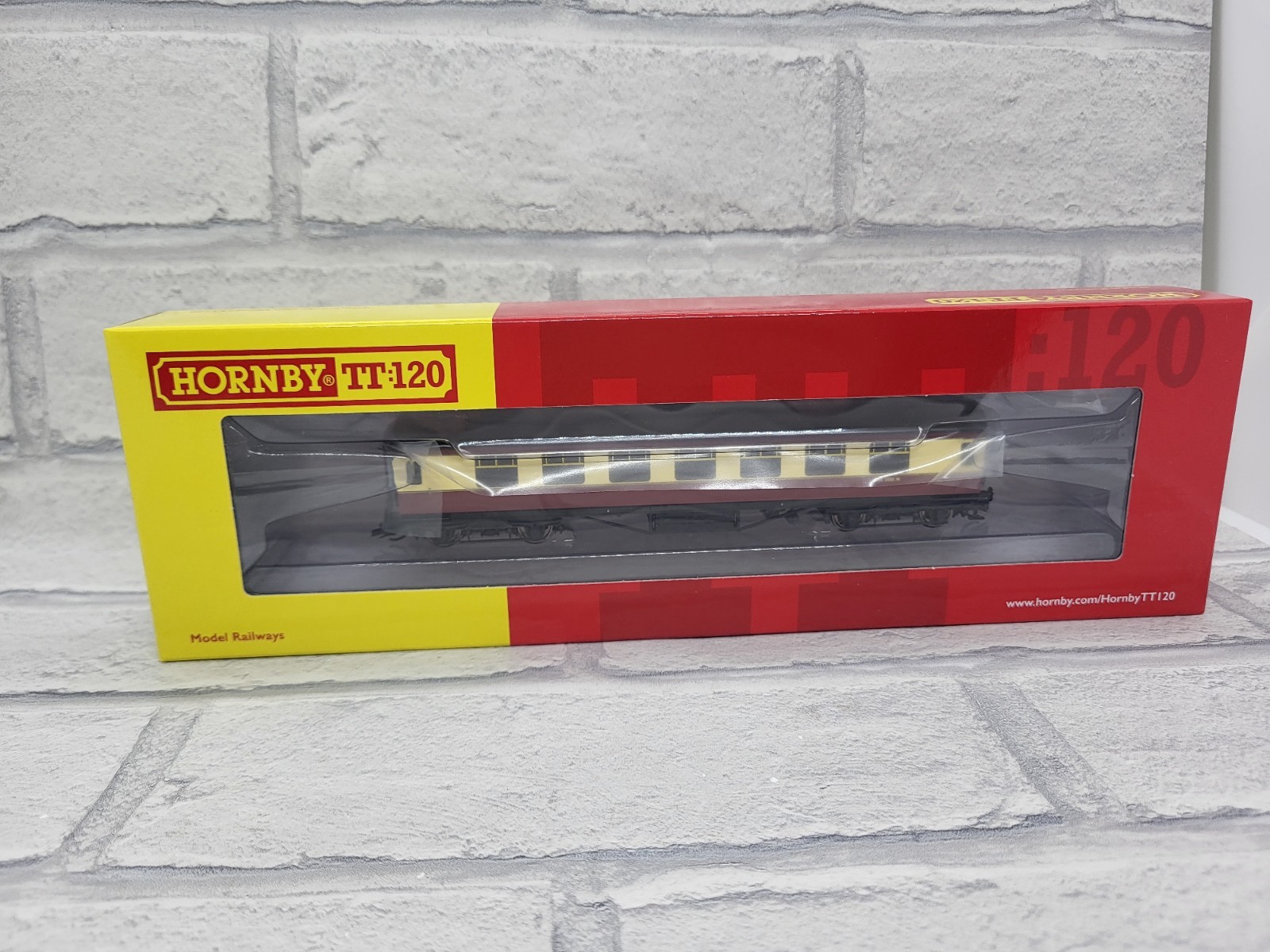 Hornby TT:120 BR 57' Corridor Third M2001M - Era 4 TT4037