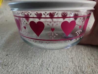 PYREX Smitten 4 cup bowl w/ white lid BRAND NEW