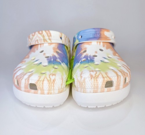 Neu! Damengröße US 7 Crocs klassischer Plateau-Clog Batik Grafik 207151-4kt - Bild 2 von 8